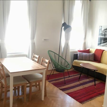 Lovely Apartments In A Quiet Area Close To The City Center Wina Bagian luar foto